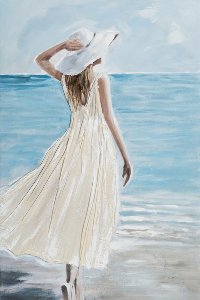 Femme à la plage en robe blanche