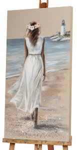 Femme à la plage avec robe blanche II
