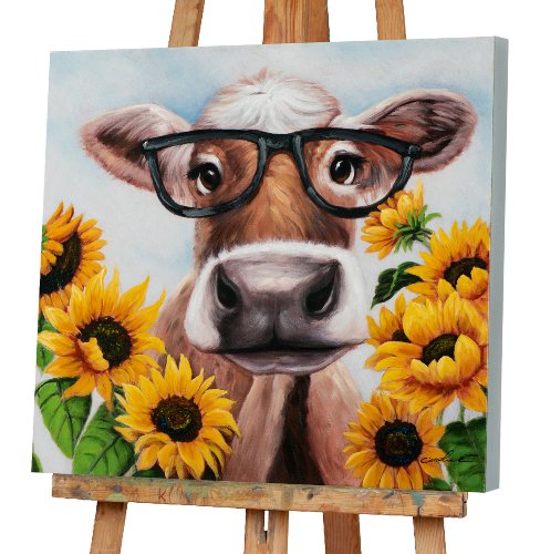 Vache à lunettes dans un champ de tournesols