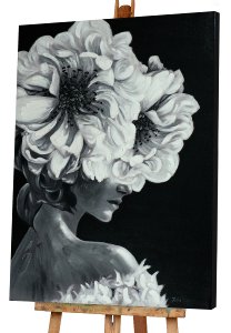 Dame avec de fleurs en noir et blanc