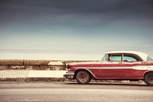 Voiture ancienne rouge 