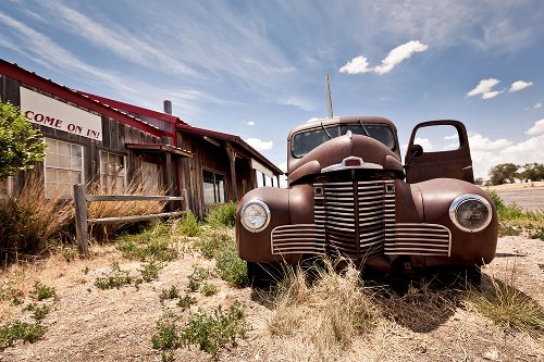 Voiture ancienne dans le désert