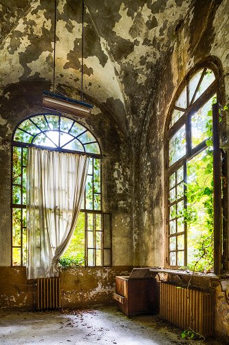Salle dans une villa abandonnée