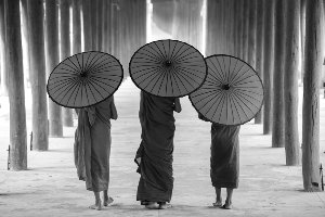 Mönche mit Schirmen 