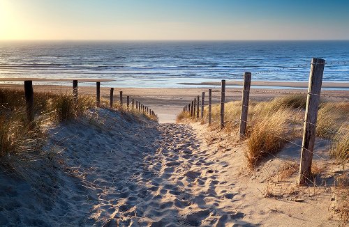 Sand path to the sea 