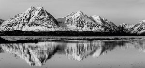 Reflecting winter mountains 