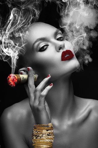 Rauchende Schönheit mit roten Lippen