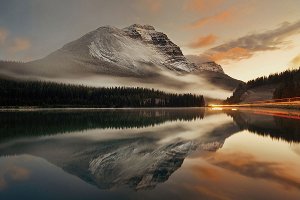 Berg der sich im See spiegelt 