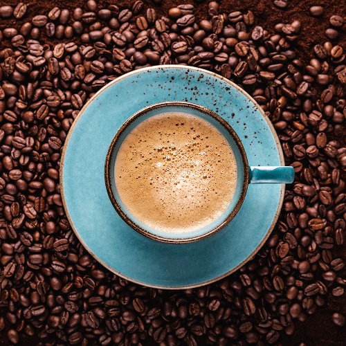 Tasse de café bleue vue d'en haut