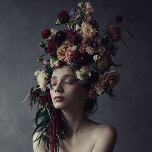 Schönheit mit Blumenbouquet 