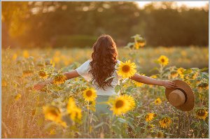 Girl in the sunflower field 