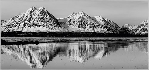 Reflecting winter mountains 