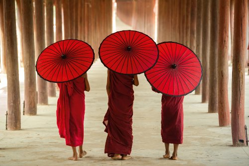 Mönche mit Schirmen 